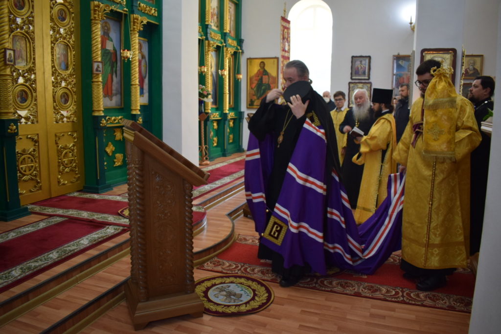 В престольный праздник храма хутора Новоселовки епископ Василий совершил Божественную литургию