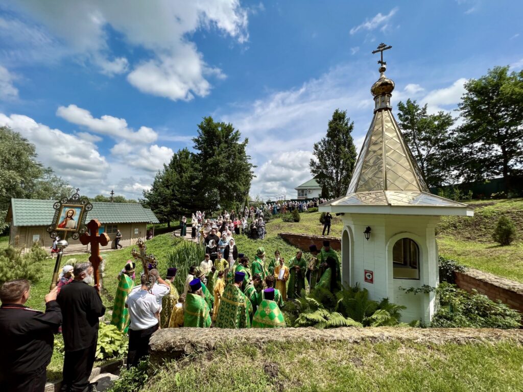 Божественная литургия в престольный праздник храма святого Иоанна Кронштадтского в хуторе Новоселовка